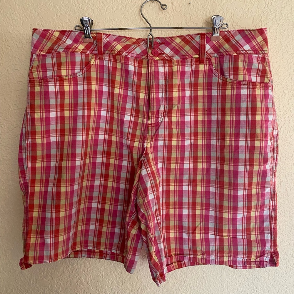 Denizen from Levi's White & Faded Glory Vibrant Plaid Women's Shorts